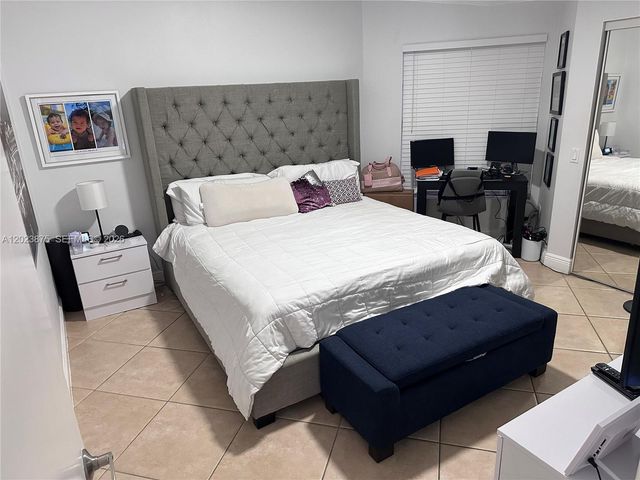 15205 SW 48th Ter H-80, Miami, FL 33185
