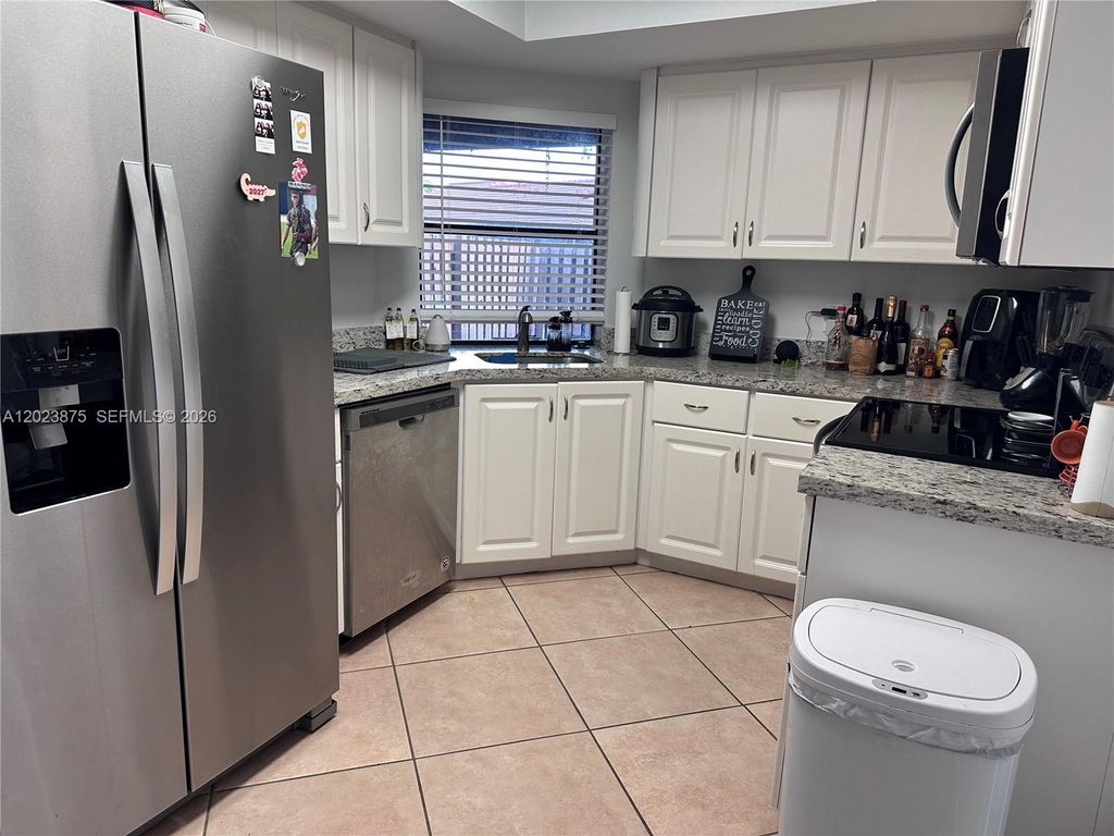15205 SW 48th Ter H-80, Miami, FL 33185