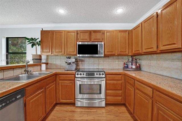 3071 Perriwinkle Cir, Davie, FL 33328