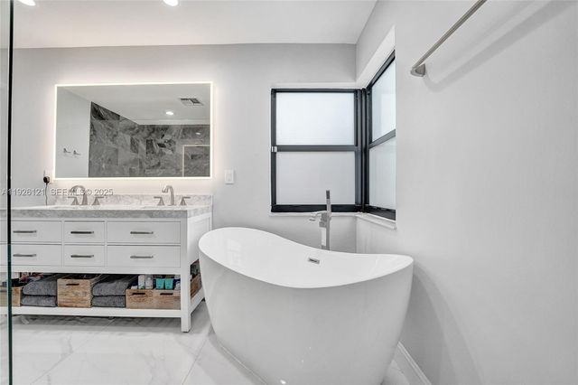 3071 Perriwinkle Cir, Davie, FL 33328