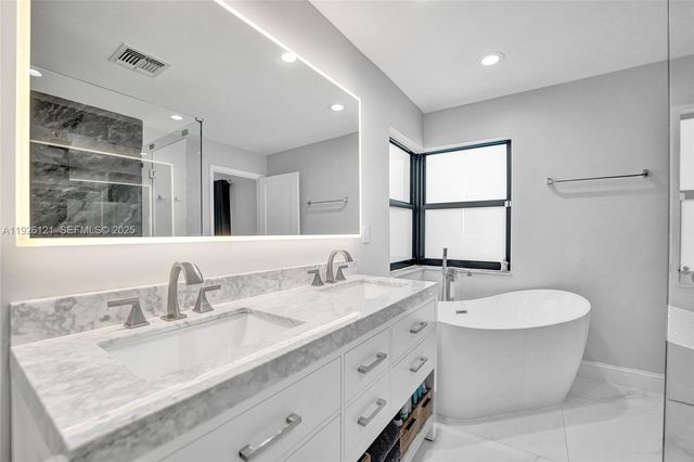 3071 Perriwinkle Cir, Davie, FL 33328