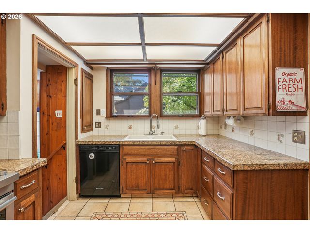 3404 Se WASHINGTON St, Portland, OR 97214