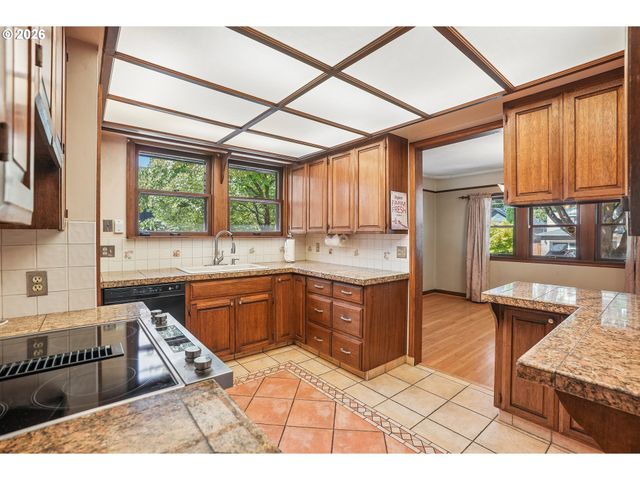 3404 Se WASHINGTON St, Portland, OR 97214