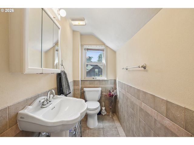 3404 Se WASHINGTON St, Portland, OR 97214