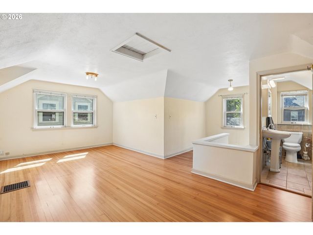 3404 Se WASHINGTON St, Portland, OR 97214