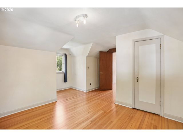 3404 Se WASHINGTON St, Portland, OR 97214