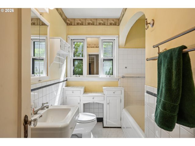 3404 Se WASHINGTON St, Portland, OR 97214