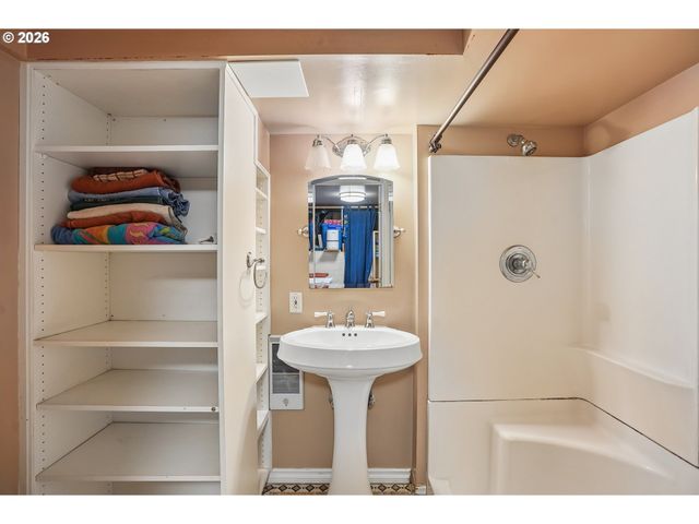 3404 Se WASHINGTON St, Portland, OR 97214