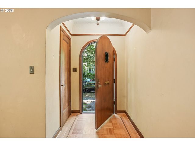 3404 Se WASHINGTON St, Portland, OR 97214