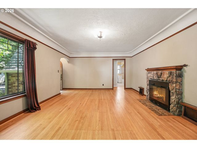 3404 Se WASHINGTON St, Portland, OR 97214