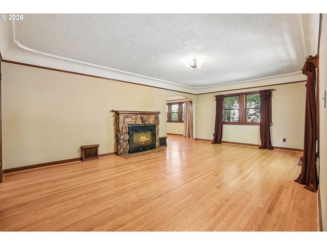 3404 Se WASHINGTON St, Portland, OR 97214