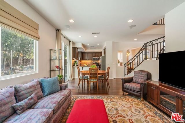 7466 Louise Avenue, Lake Balboa, CA 91406