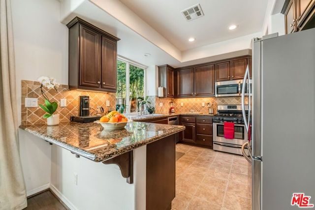 7466 Louise Avenue, Lake Balboa, CA 91406