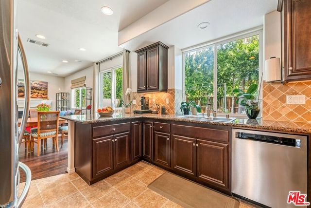 7466 Louise Avenue, Lake Balboa, CA 91406