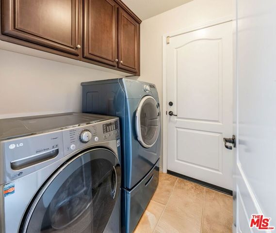 7466 Louise Avenue, Lake Balboa, CA 91406