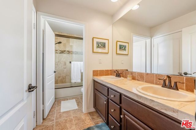 7466 Louise Avenue, Lake Balboa, CA 91406