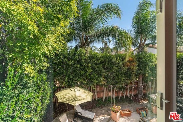 7466 Louise Avenue, Lake Balboa, CA 91406