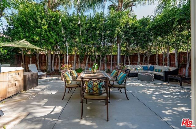 7466 Louise Avenue, Lake Balboa, CA 91406