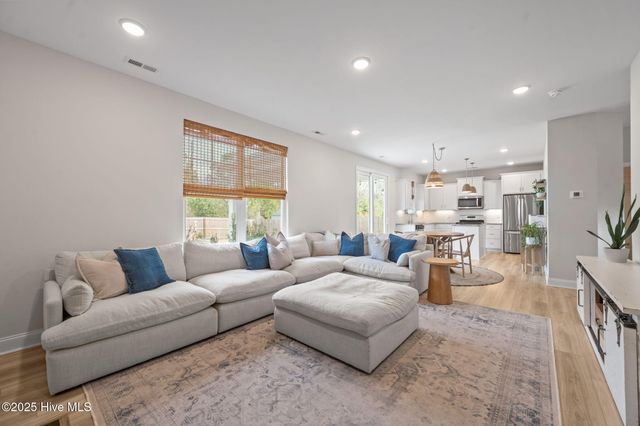 910 Terraces Lane, Hampstead, NC 28443