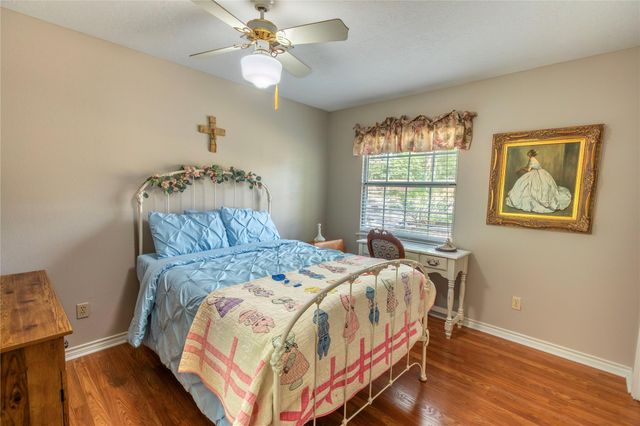 636 Deer Run Road, Bellville, TX 77418