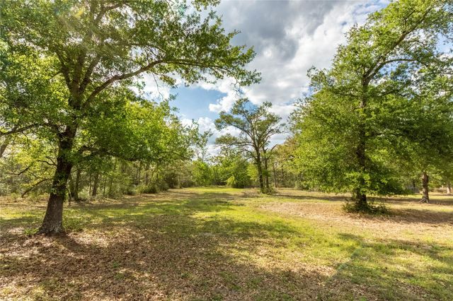 636 Deer Run Road, Bellville, TX 77418