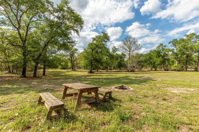 636 Deer Run Road, Bellville, TX 77418