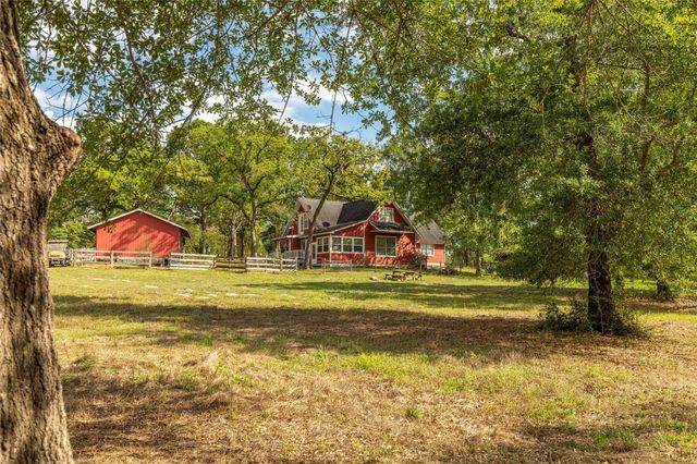 636 Deer Run Road, Bellville, TX 77418