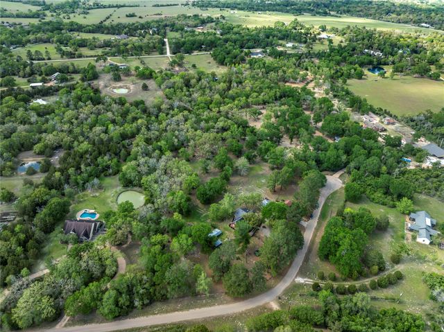 636 Deer Run Road, Bellville, TX 77418