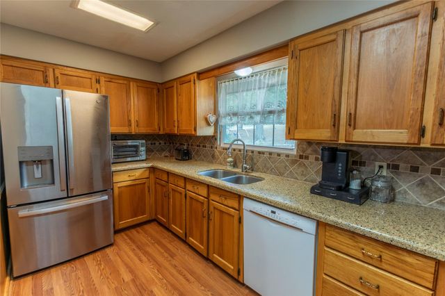 636 Deer Run Road, Bellville, TX 77418