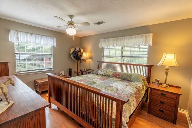 636 Deer Run Road, Bellville, TX 77418