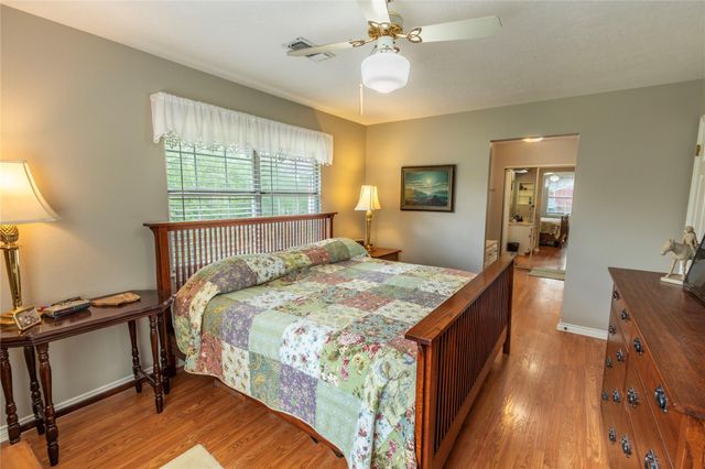 636 Deer Run Road, Bellville, TX 77418