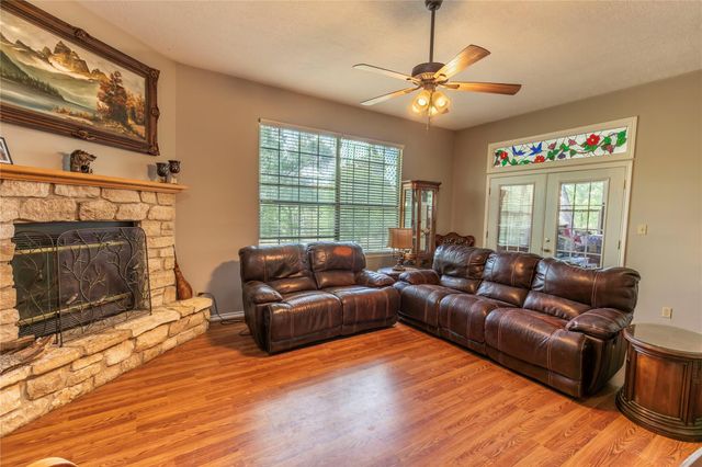 636 Deer Run Road, Bellville, TX 77418