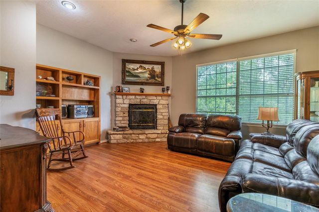 636 Deer Run Road, Bellville, TX 77418