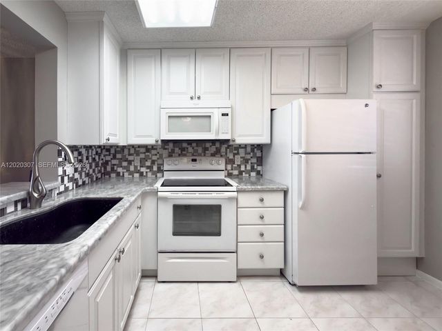 7145 Huntington Lane 303, Delray Beach, FL 33446