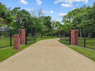 1252 Briar Creek Drive, Friendswood, TX 77546