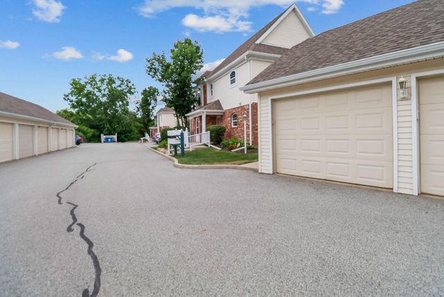 856 Edgewood Glen Drive, Valparaiso, IN 46385