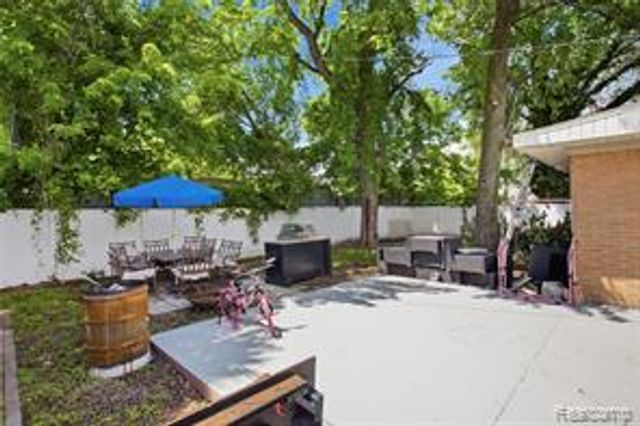 117 N Groesbeck Highway, Mount Clemens, MI 48043