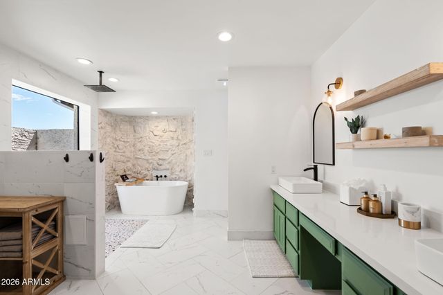 1015 E COUNTRY GABLES Drive, Phoenix, AZ 85002