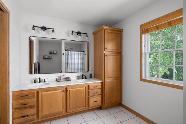 912 Silver DRIVE, Holmen, WI 54636