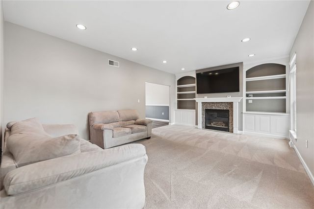 125 Edgewood Drive, New Stanton, PA 15672