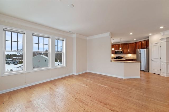 2 Francis Dr 301, Andover, MA 01810