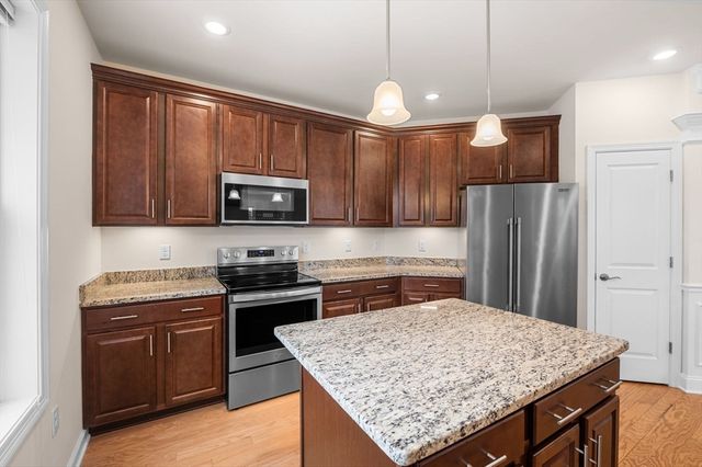 2 Francis Dr 301, Andover, MA 01810