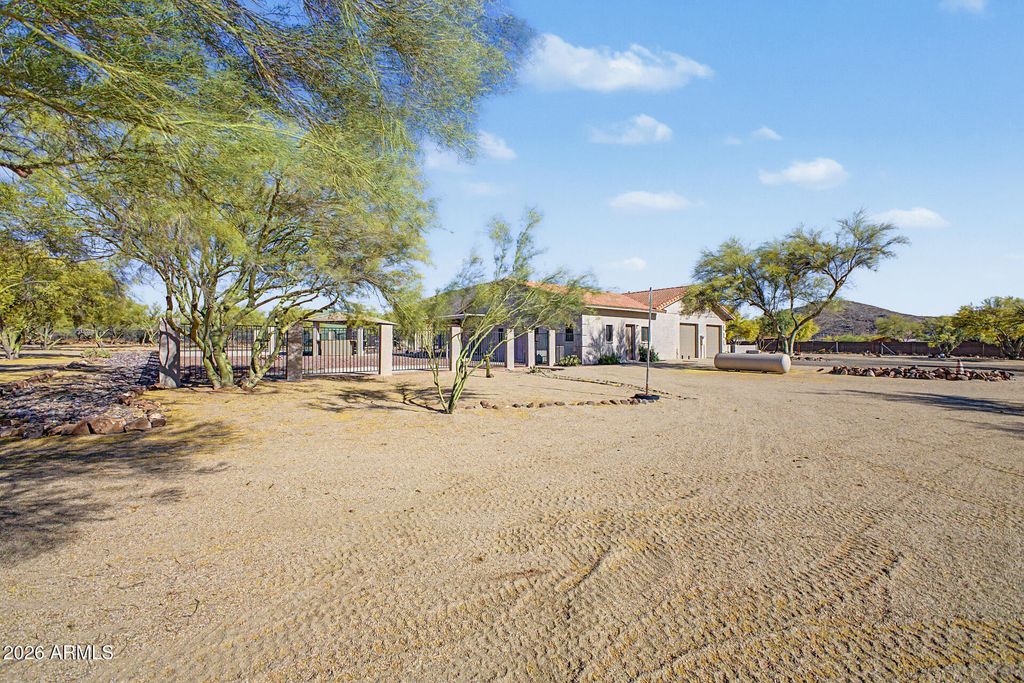 Image 12 of property listing at 43211 N 16TH Street, New River, AZ 85087