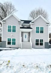 285 Hillcrest Road, Bridgeport, CT 06606