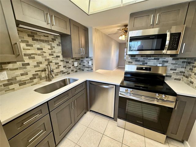 4805 ALT 19 111, Palm Harbor, FL 34683