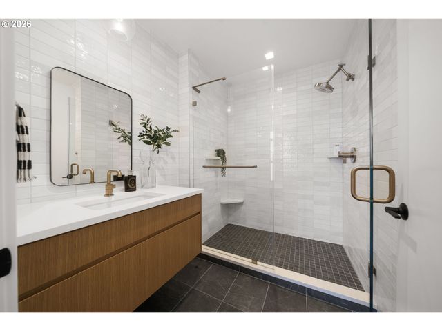 590 WATERFRONT Way 901, Vancouver, WA 98660