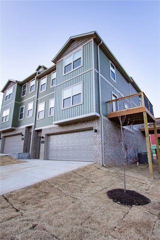 2818 W Auburn Drive, Fayetteville, AR 72704