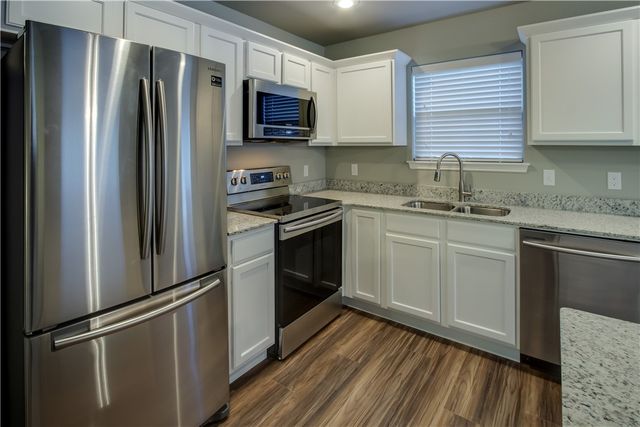 2818 W Auburn Drive, Fayetteville, AR 72704