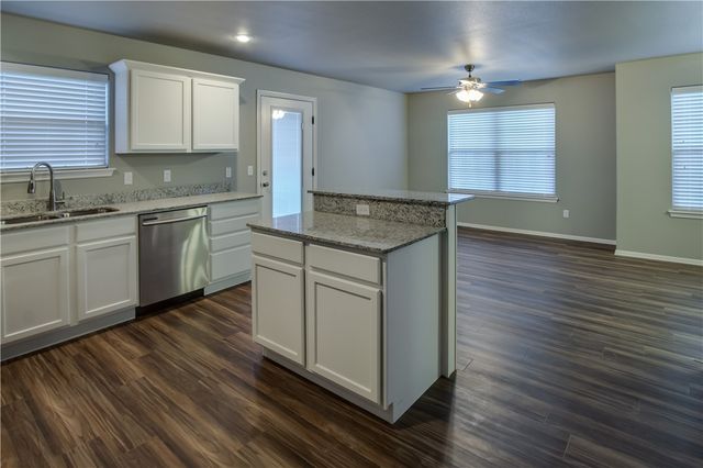 2818 W Auburn Drive, Fayetteville, AR 72704