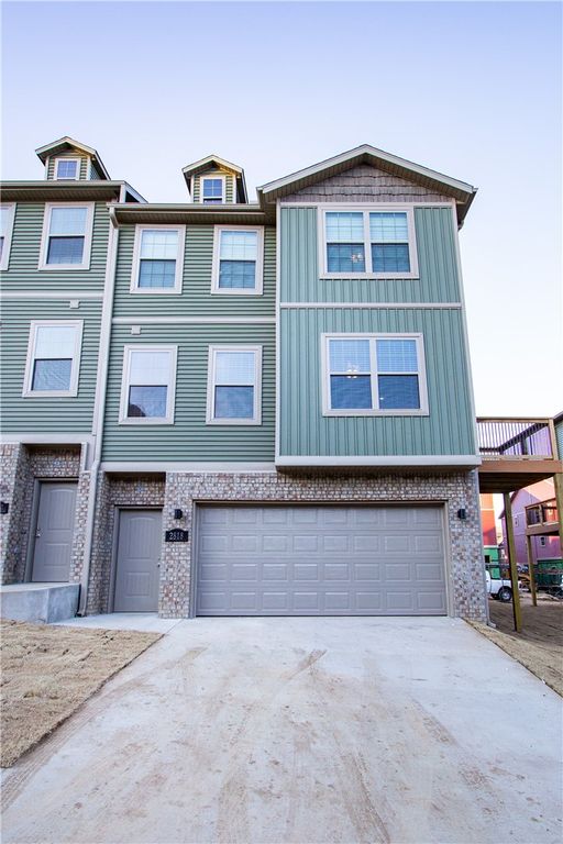 2818 W Auburn Drive, Fayetteville, AR 72704